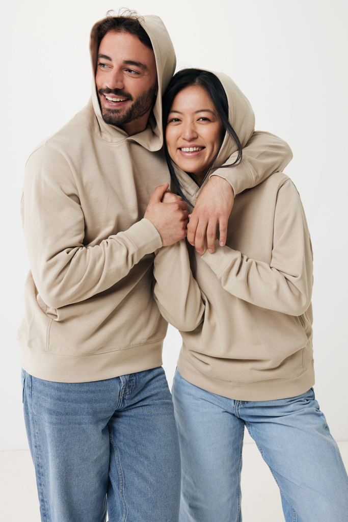 Couple souriant en sweats à capuche beiges assortis