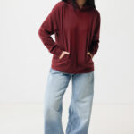 Femme en hoodie bordeaux et jean large