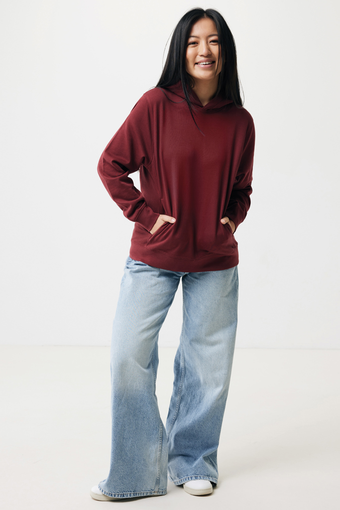 Femme en hoodie bordeaux et jean large