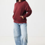 Femme en hoodie bordeaux et jean large