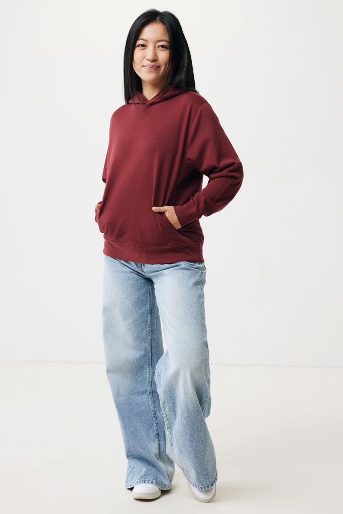 Femme en hoodie bordeaux et jean large
