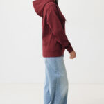 Femme en hoodie bordeaux et jean large