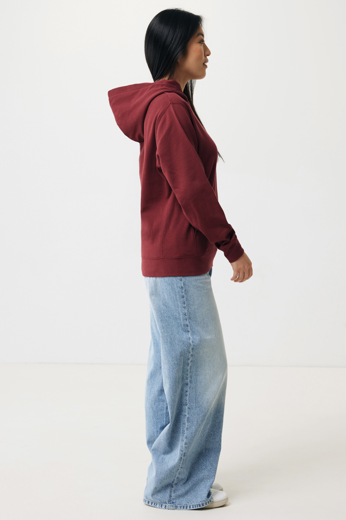 Femme en hoodie bordeaux et jean large