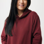 Femme souriante en hoodie bordeaux