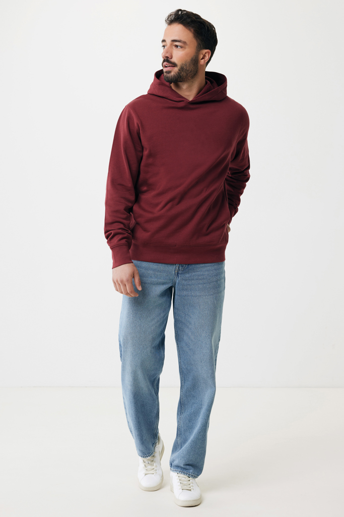 Homme portant un sweat à capuche bordeaux