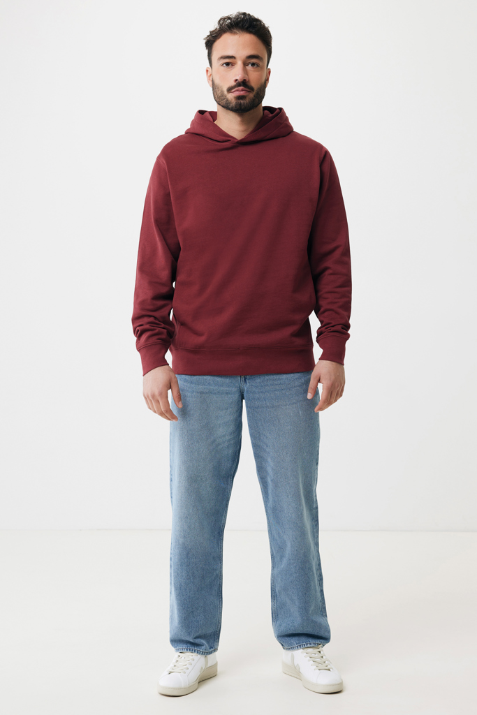 Homme portant sweat à capuche bordeaux et jean