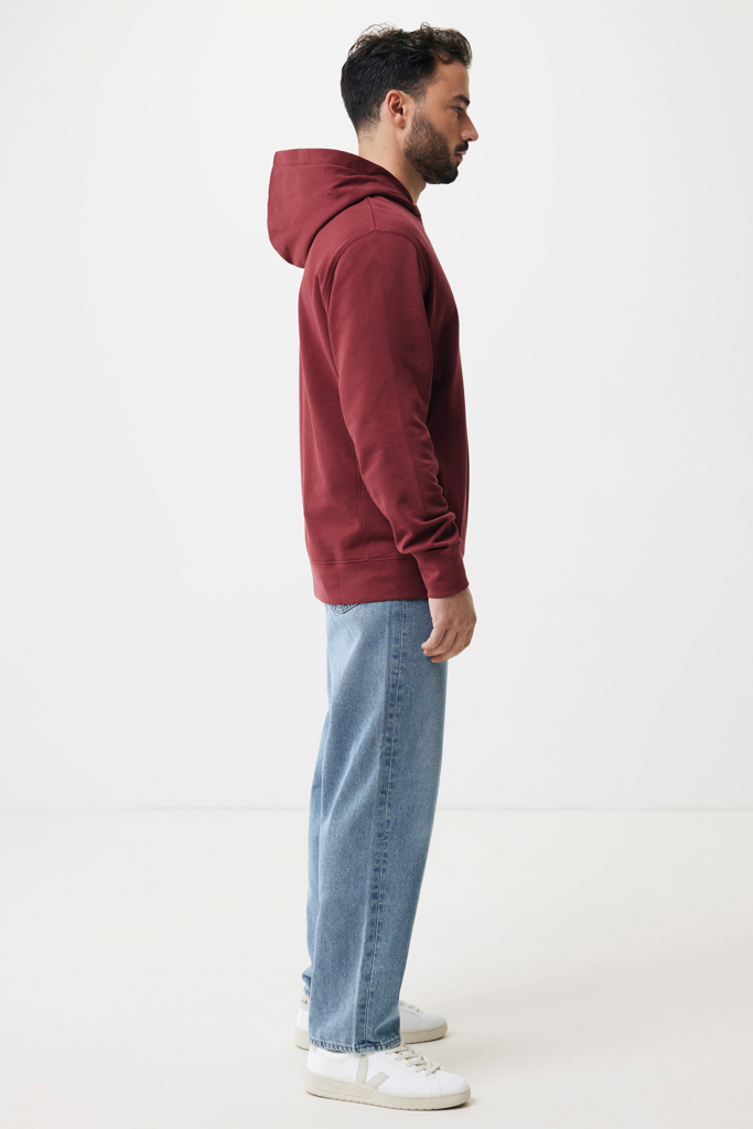 Homme en hoodie bordeaux et jean clair