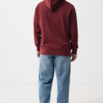 Homme de dos en hoodie bordeaux et jean