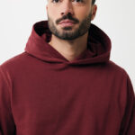Homme portant un sweat à capuche bordeaux