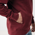 Sweat bordeaux avec main dans la poche