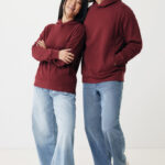 Couple portant sweats bordeaux et jeans assortis