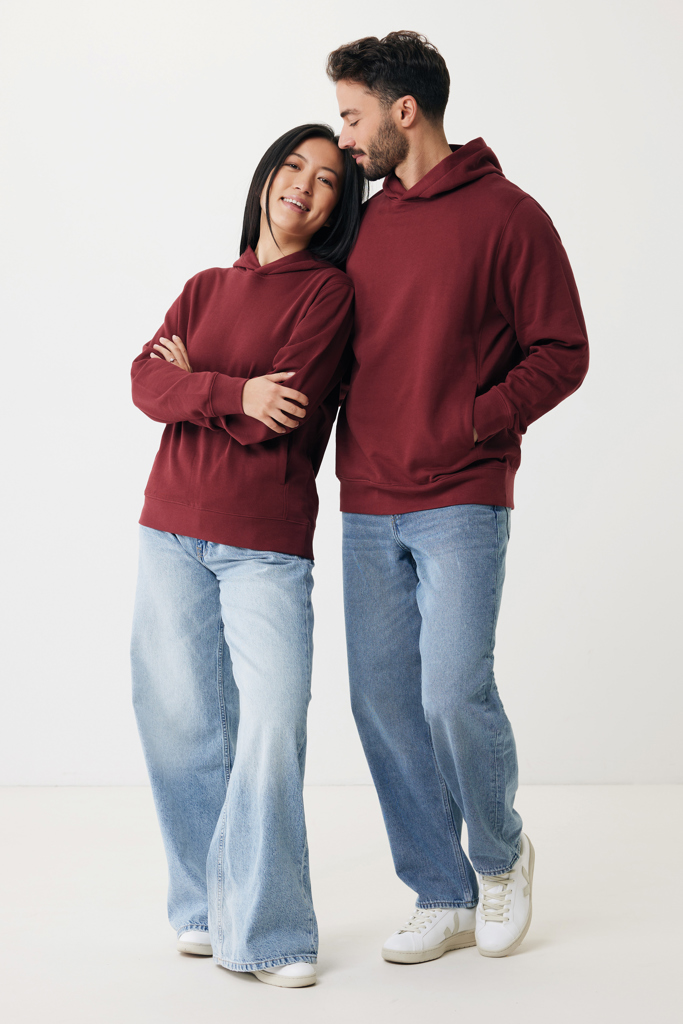 Couple portant sweats bordeaux et jeans assortis