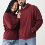 Couple en sweats bordeaux assortis et jeans