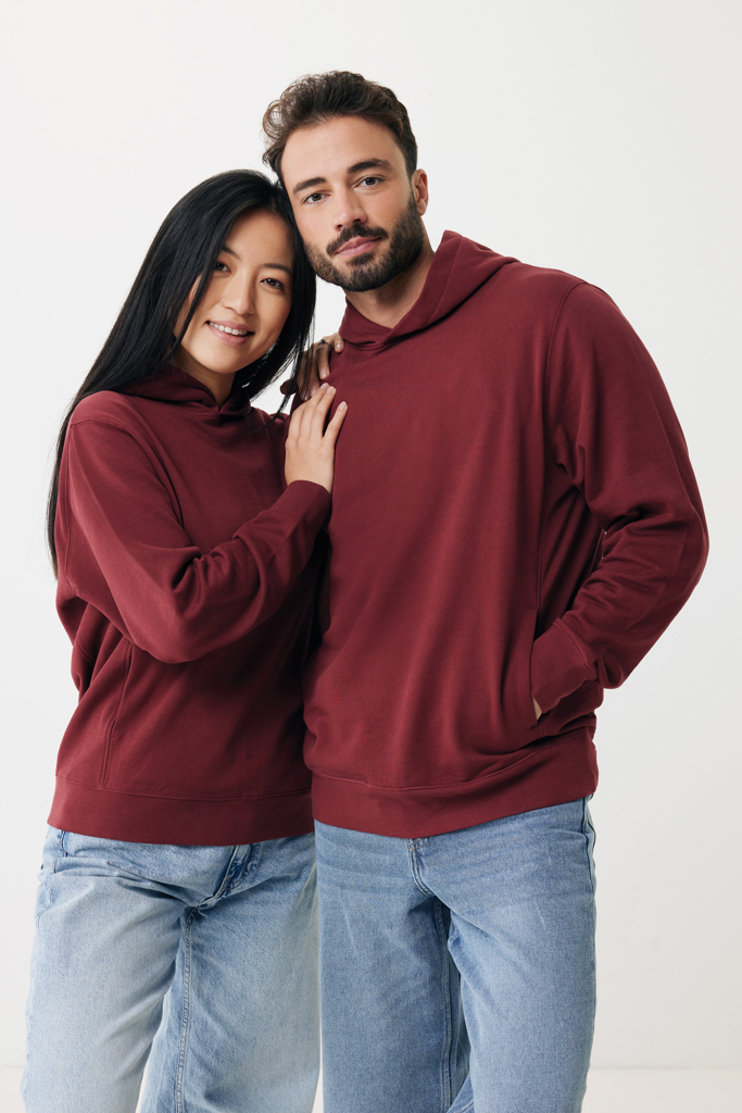 Couple en sweats bordeaux assortis et jeans