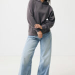 Femme en sweat à capuche gris et jean large