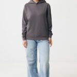 Femme portant hoodie gris et jean large bleu