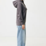 Femme de profil en hoodie gris et jean large
