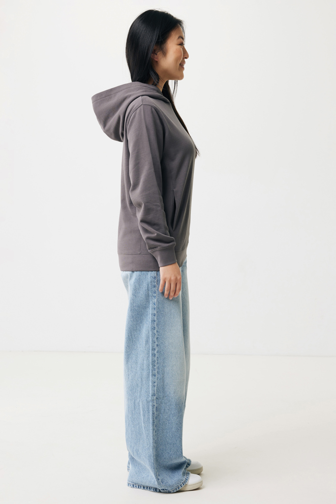 Femme de profil en hoodie gris et jean large