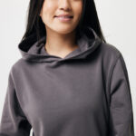 Femme souriante portant un sweat à capuche gris