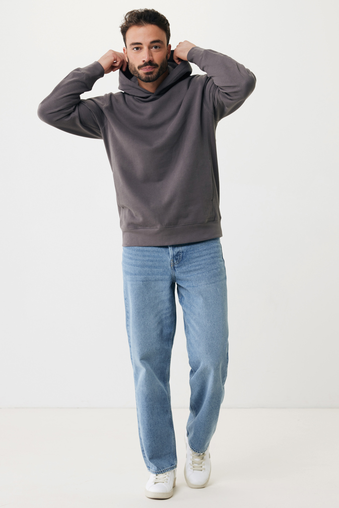 Homme portant sweat à capuche gris et jean