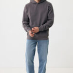 Homme portant sweat à capuche gris et jean