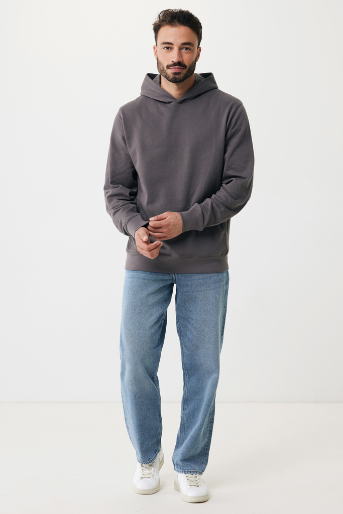 Homme portant sweat à capuche gris et jean
