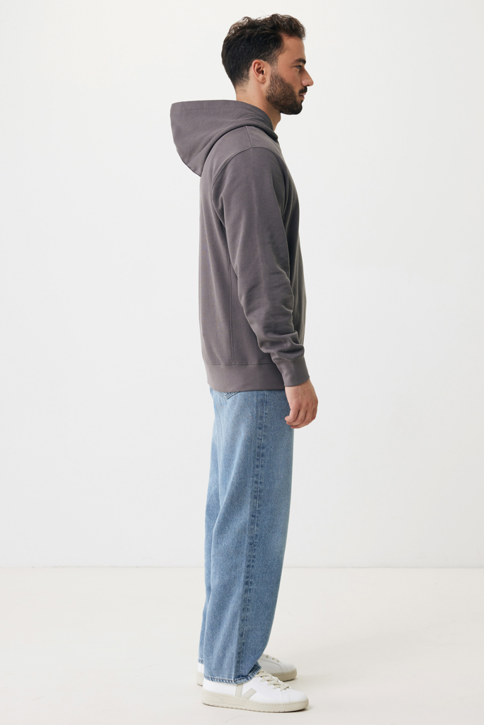 Homme de profil en sweat à capuche gris