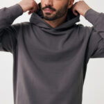 Homme portant un sweat à capuche gris