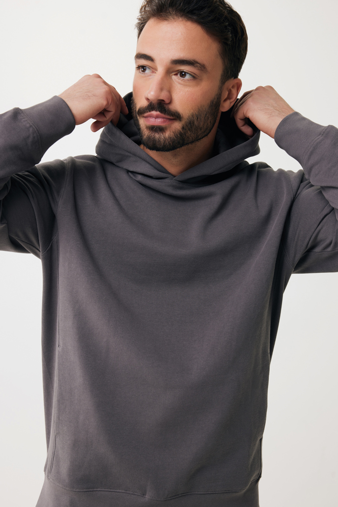 Homme portant un sweat à capuche gris