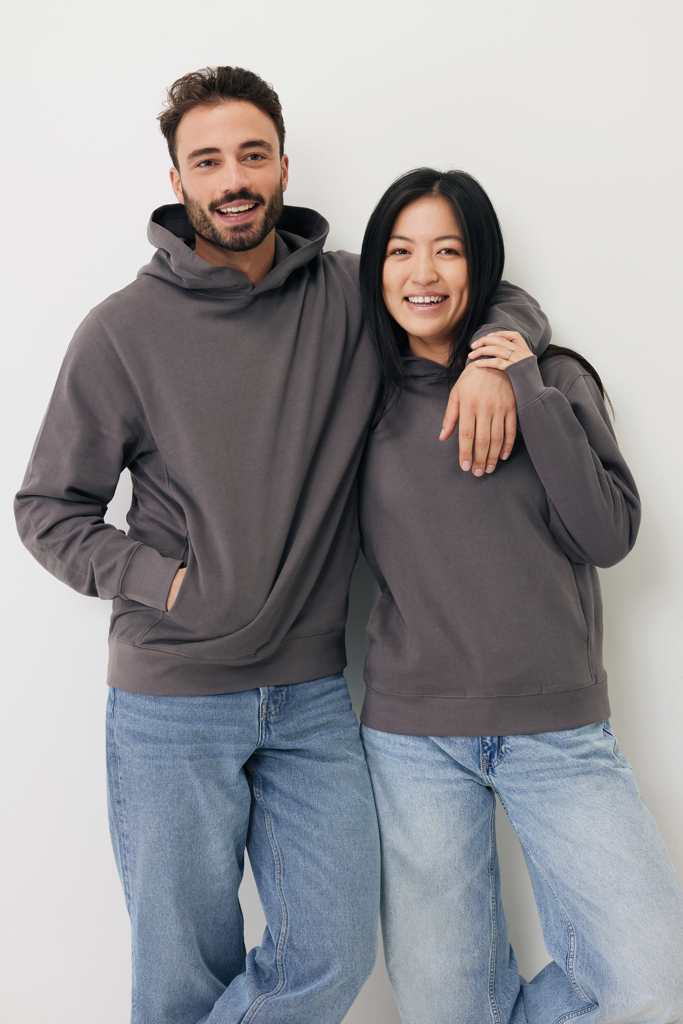 Couple souriant en sweats gris assortis