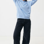 Femme en hoodie bleu et jean large