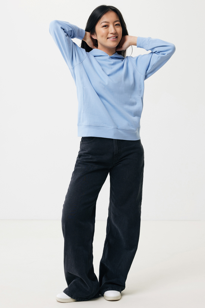 Femme en hoodie bleu et jean large