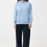 Femme portant hoodie bleu et jean large