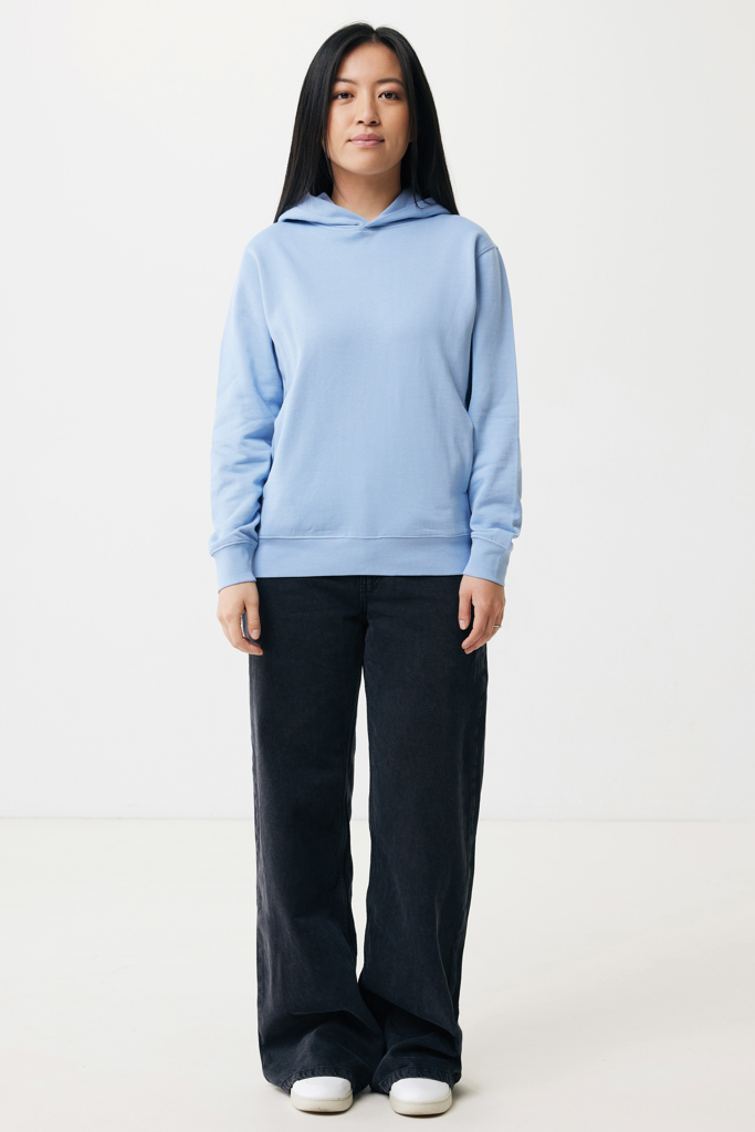 Femme portant hoodie bleu et jean large