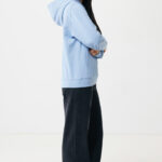 Femme portant sweat à capuche bleu clair et jean large