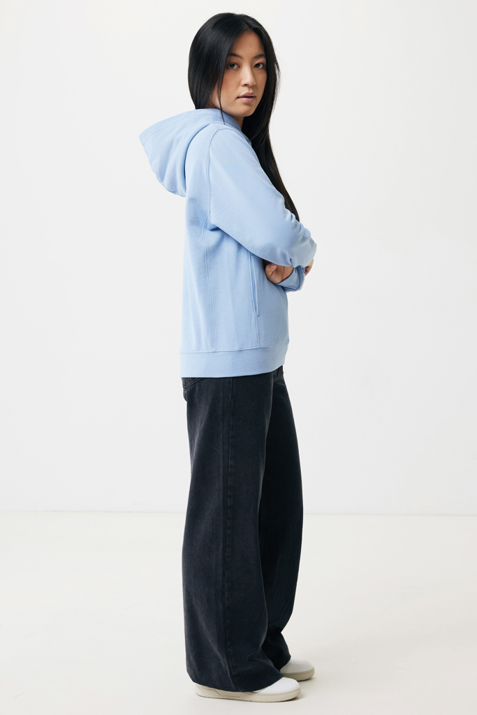 Femme portant sweat à capuche bleu clair et jean large