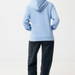 Personne de dos en sweat bleu clair