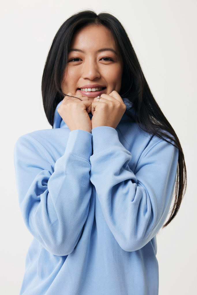 Jeune femme souriante en pull bleu clair