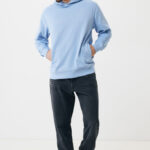 Homme portant sweat à capuche bleu clair