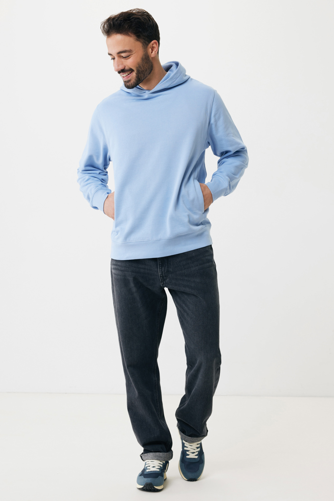 Homme portant sweat à capuche bleu clair