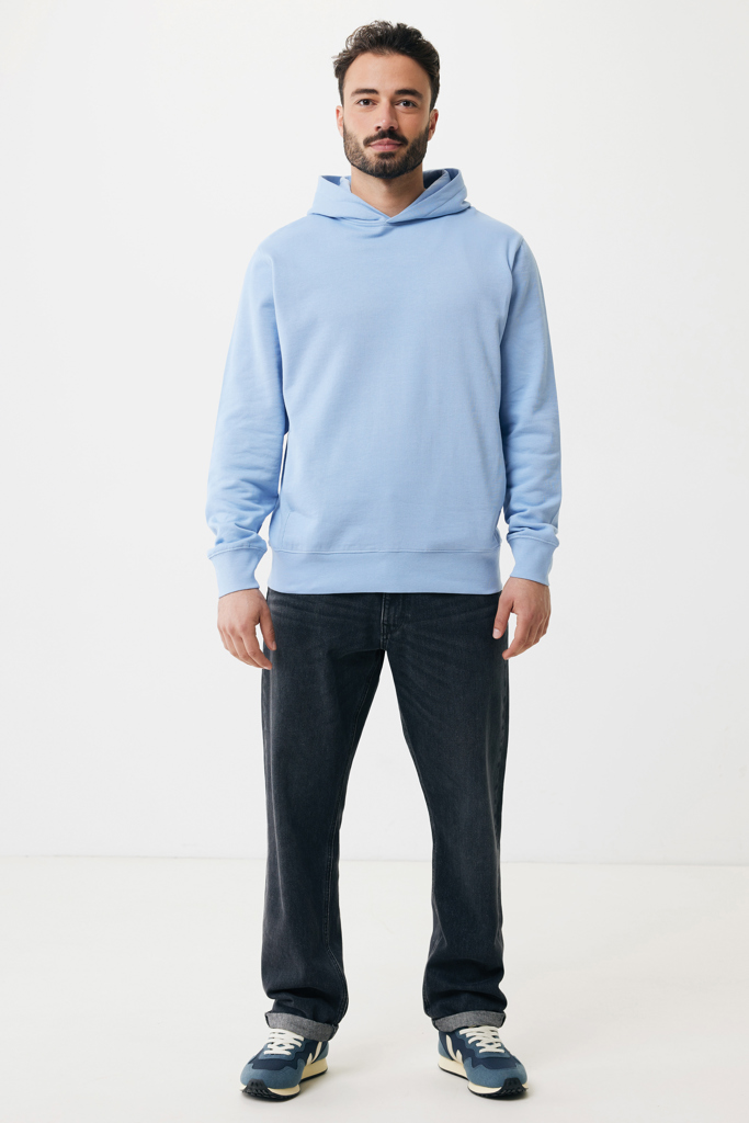 Homme en hoodie bleu et jean foncé