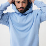 Homme portant un sweat à capuche bleu clair