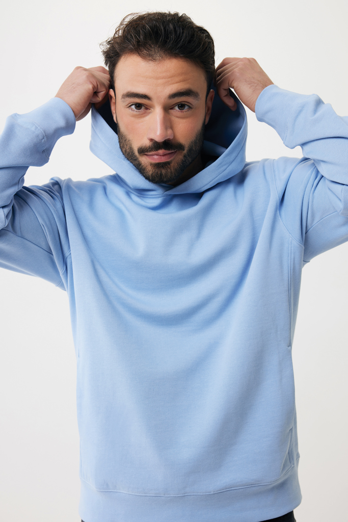Homme portant un sweat à capuche bleu clair