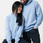 Couple souriant portant des sweats à capuche assortis