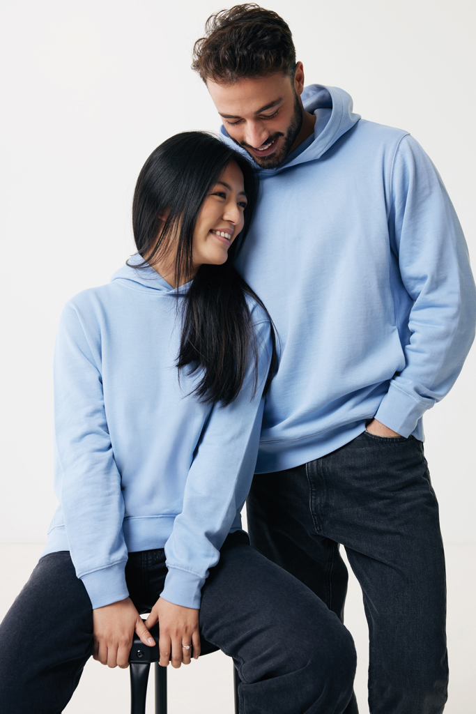 Couple souriant portant des sweats à capuche assortis