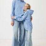 Mère et fille en sweats bleus assortis