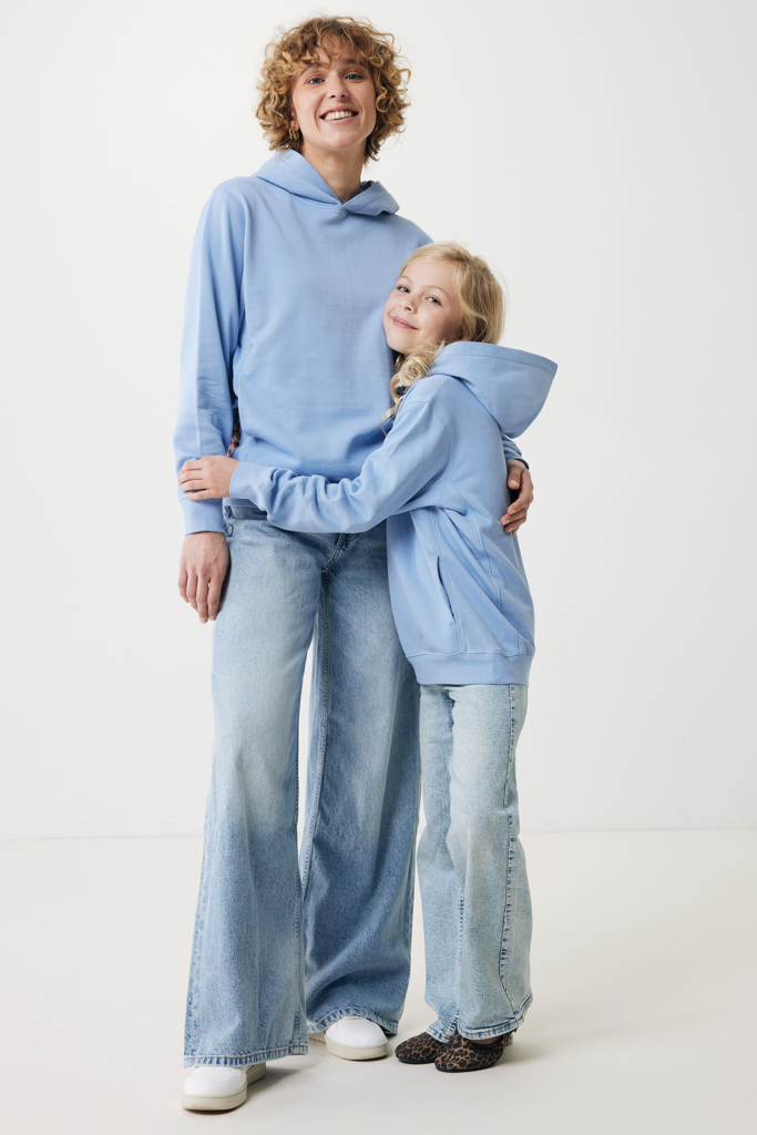 Mère et fille en sweats bleus assortis