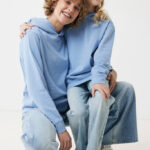 Mère et fille souriantes en sweats bleus