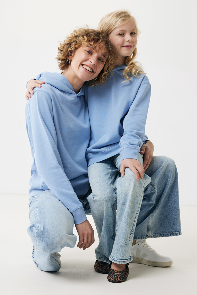 Mère et fille souriantes en sweats bleus