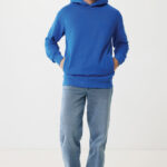 Homme portant sweat à capuche bleu et jean